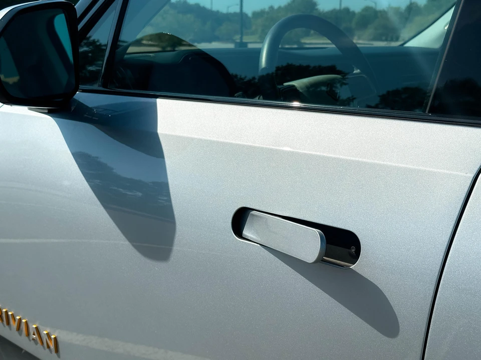 2023 Rivian R1S - Image 28 of 31