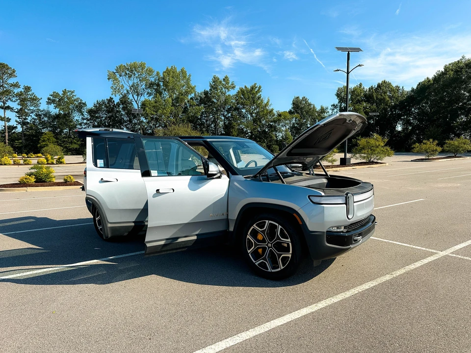 2023 Rivian R1S - Image 26 of 31