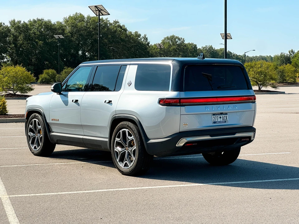 2023 Rivian R1S - Image 12 of 31