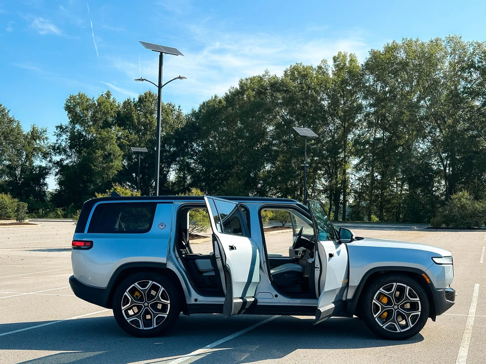 2023 Rivian R1S - Image 24 of 31