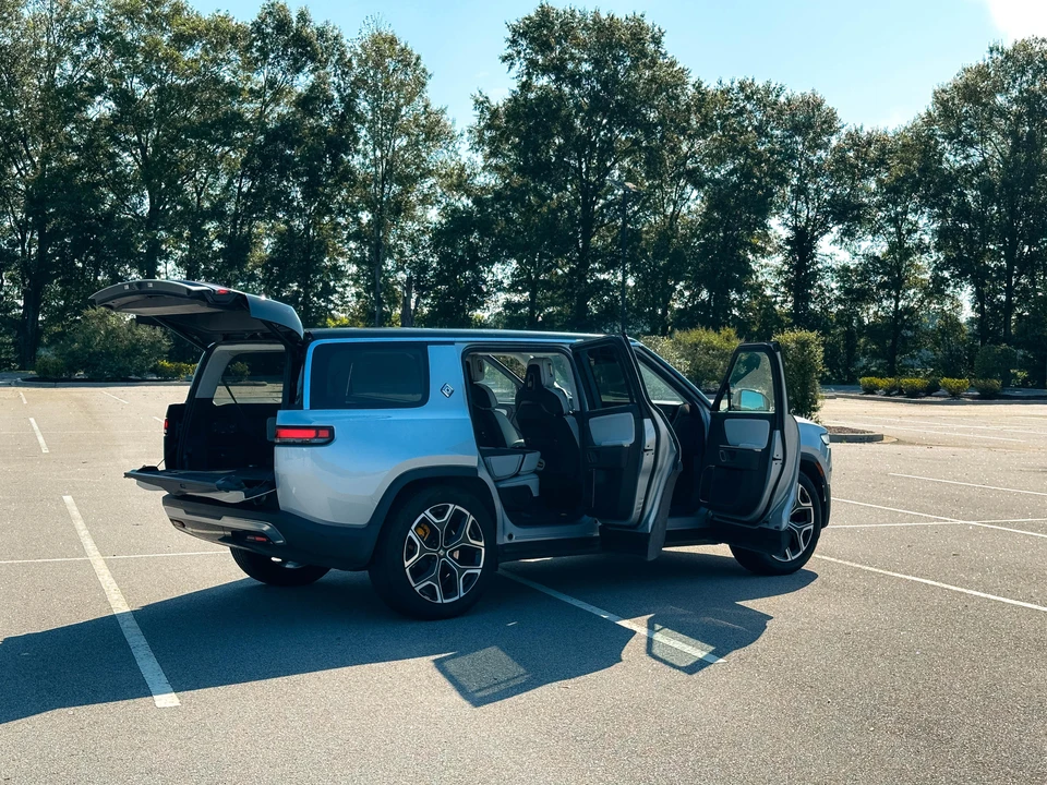 2023 Rivian R1S - Image 22 of 31