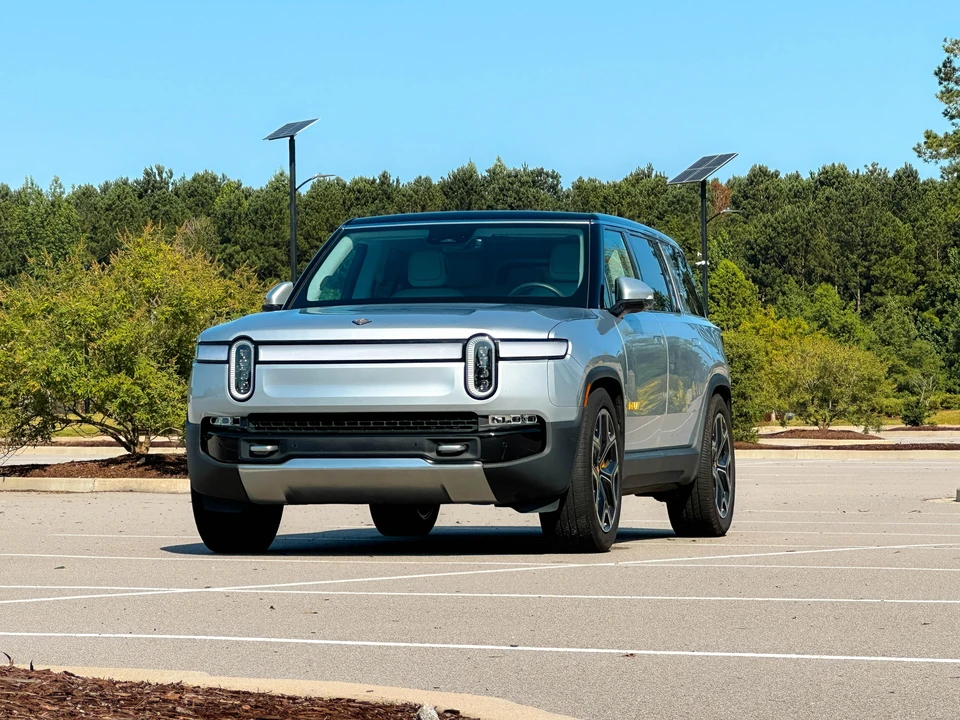 2023 Rivian R1S - Image 8 of 31