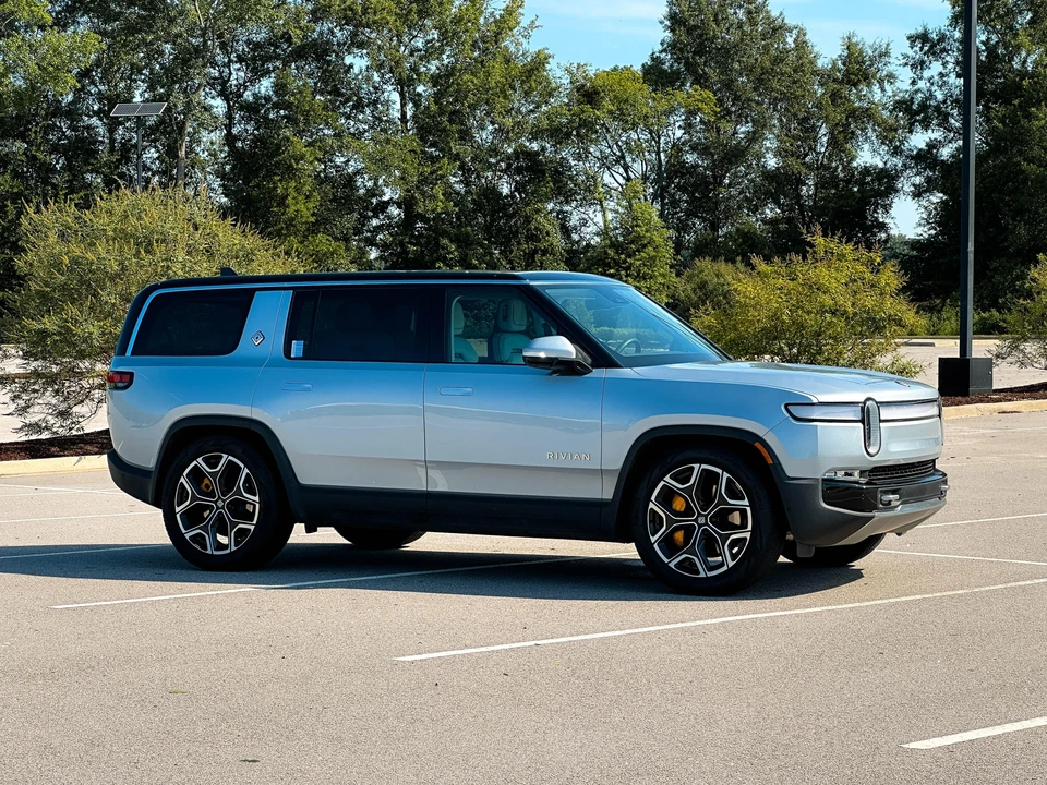 2023 Rivian R1S - Image 18 of 31