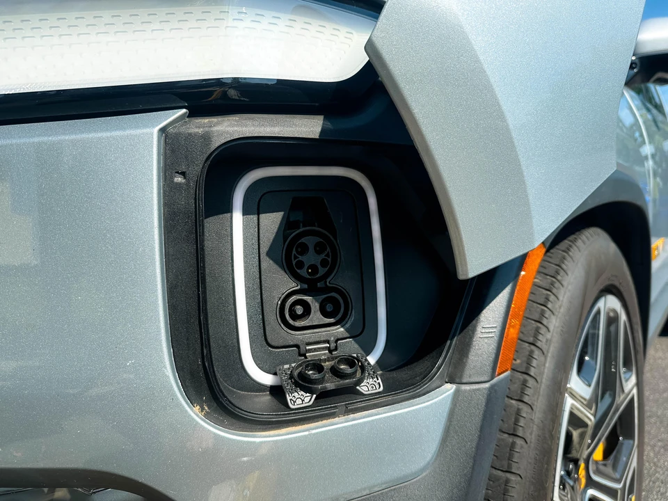 2023 Rivian R1S - Image 29 of 31