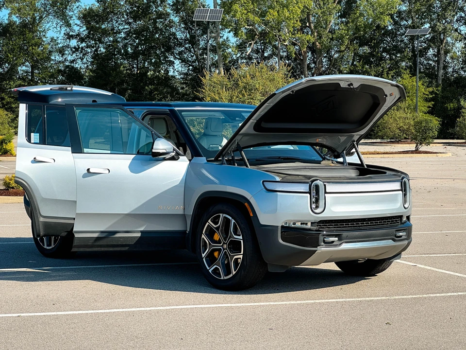 2023 Rivian R1S - Image 27 of 31