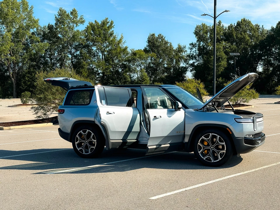 2023 Rivian R1S - Image 25 of 31