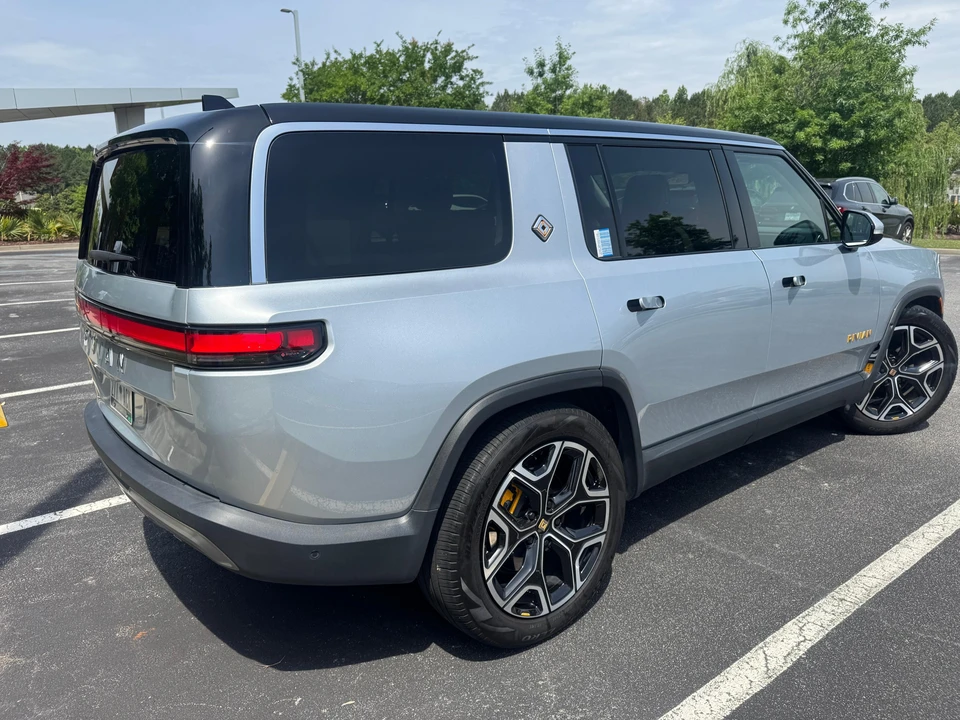 2023 Rivian R1S - Image 14 of 31