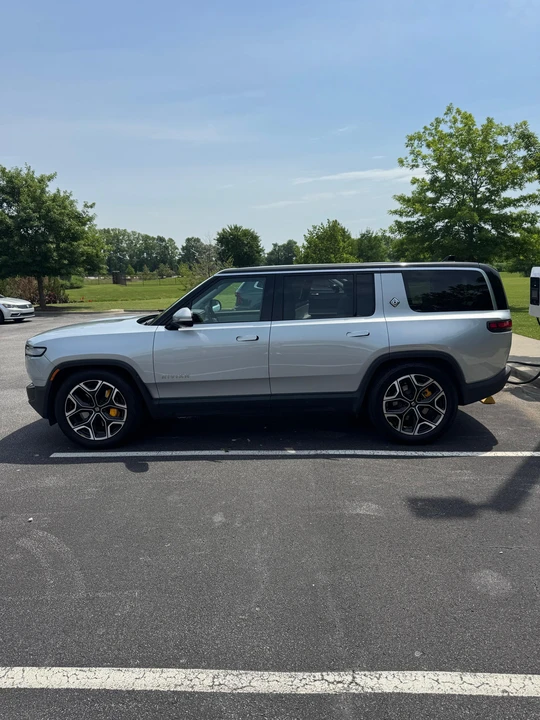2023 Rivian R1S - Image 10 of 31
