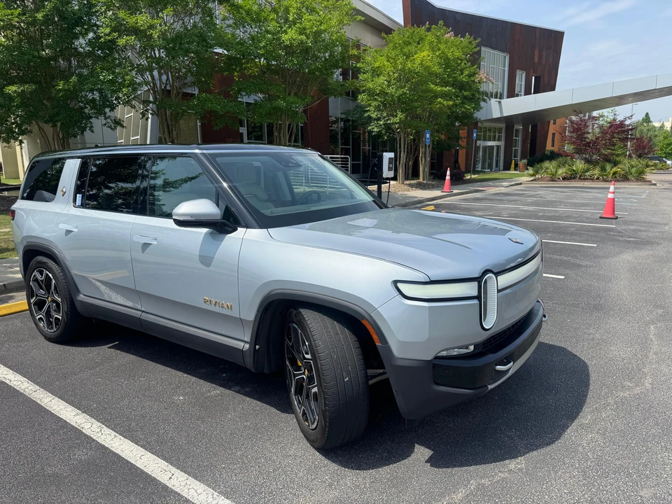2023 Rivian R1S - Image 19 of 31