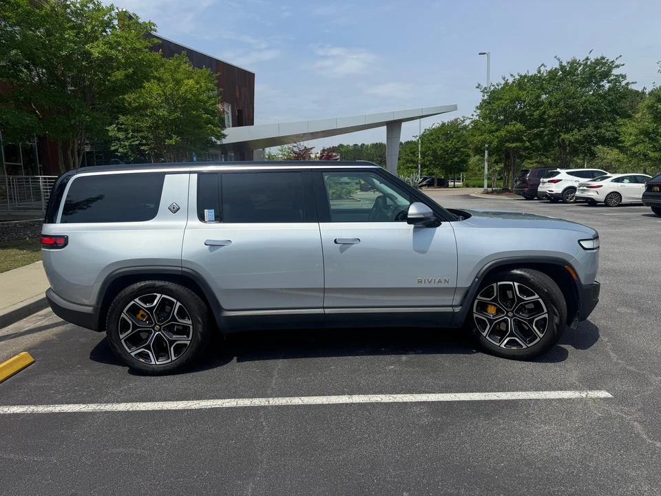 2023 Rivian R1S - Image 16 of 31