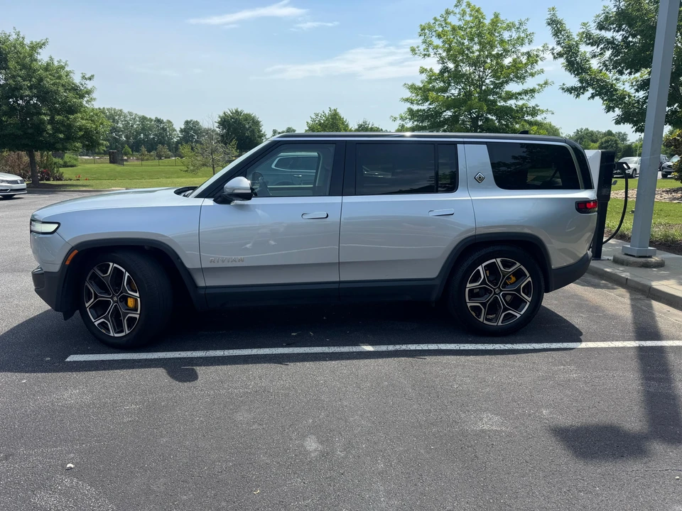 2023 Rivian R1S - Image 11 of 31