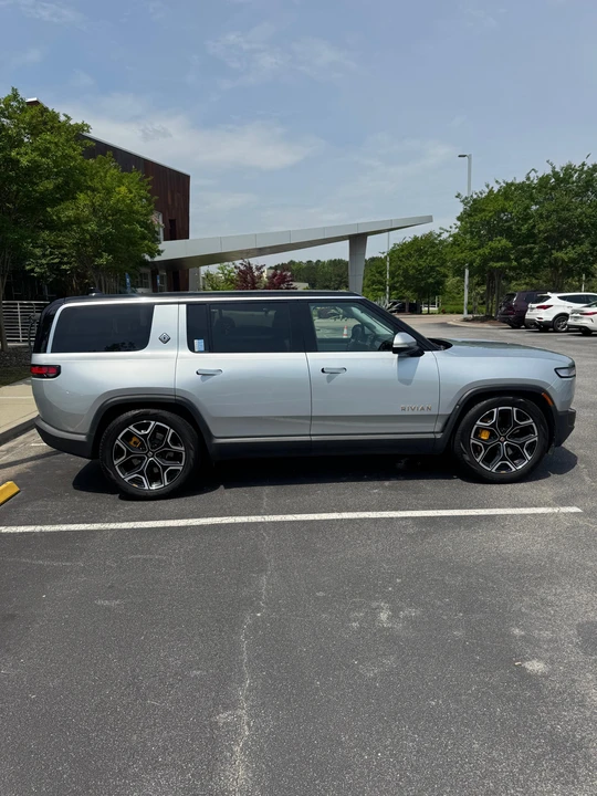 2023 Rivian R1S - Image 17 of 31