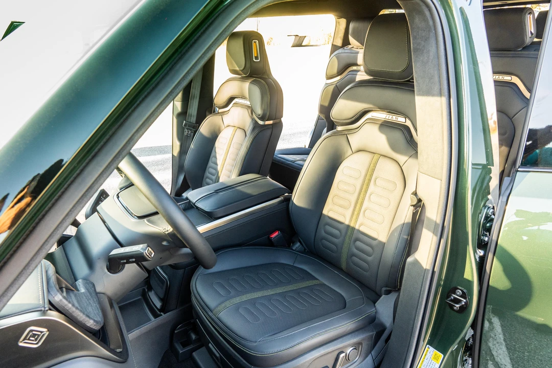 2023 Rivian R1S - Image 26 of 31