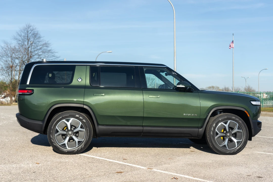 2023 Rivian R1S - Image 8 of 31