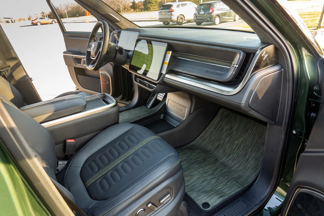 2023 Rivian R1S - Image 25 of 31