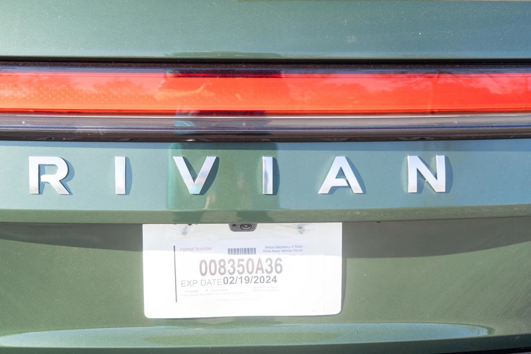 2023 Rivian R1S - Image 19 of 31