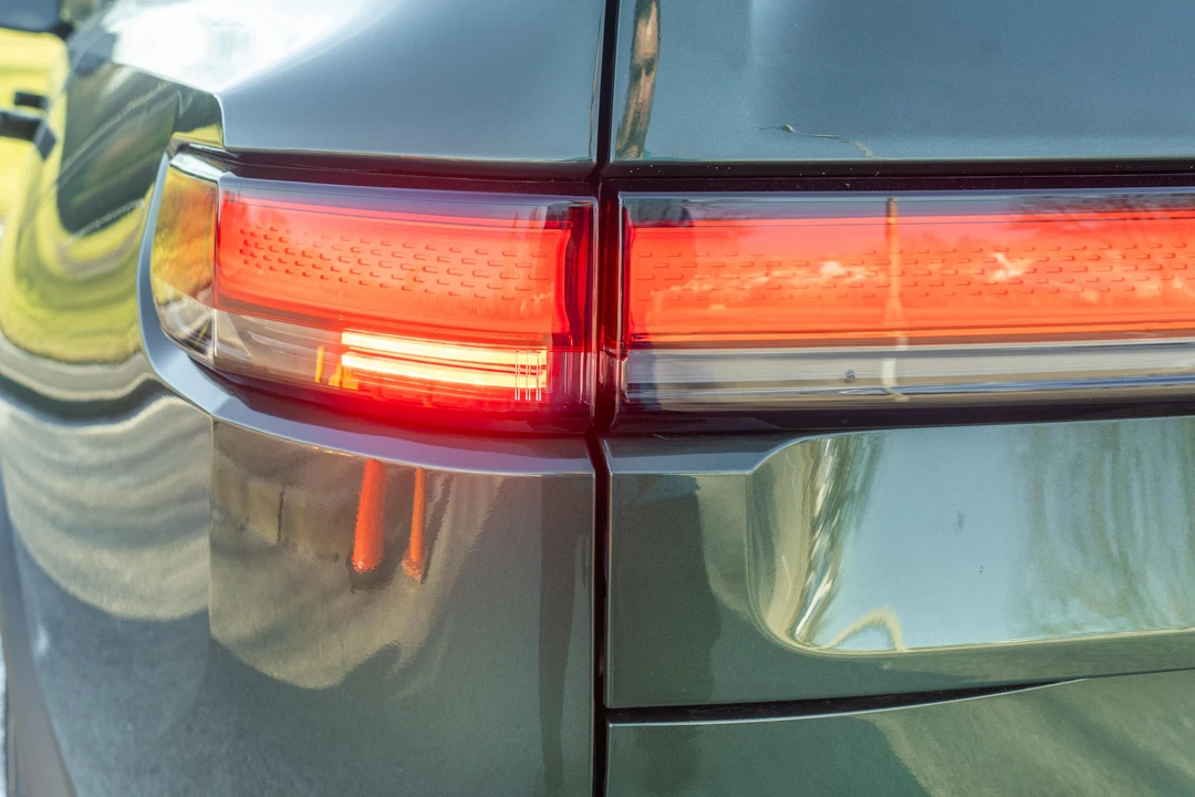 2023 Rivian R1S - Image 16 of 31