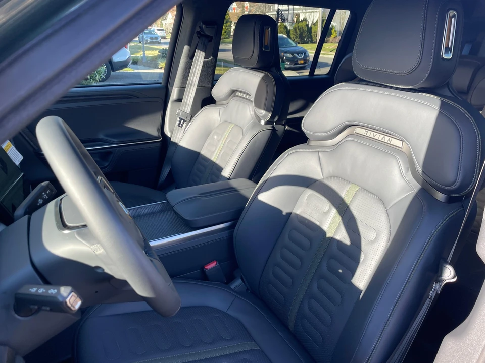 2023 Rivian R1S - Image 29 of 31