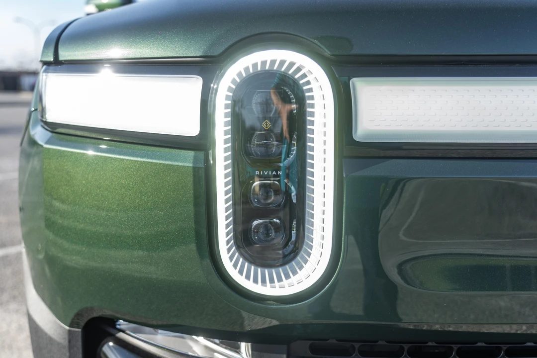 2023 Rivian R1S - Image 9 of 31