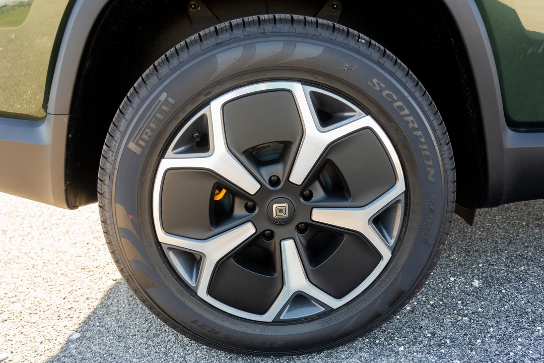 2023 Rivian R1S - Image 23 of 31