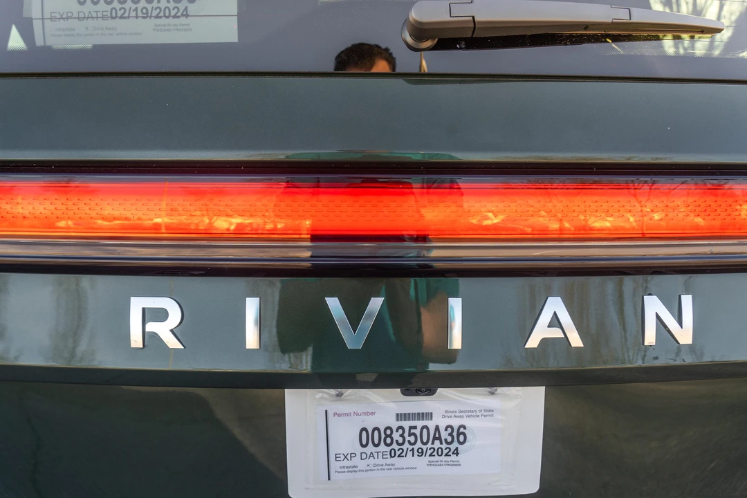 2023 Rivian R1S - Image 18 of 31