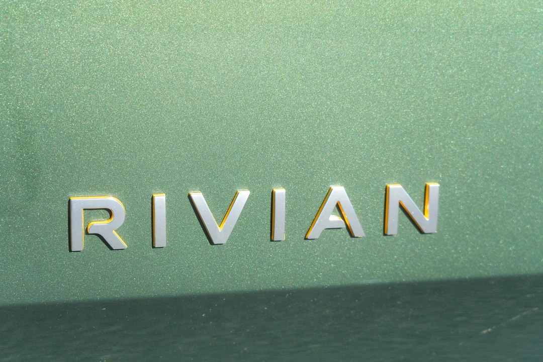2023 Rivian R1S - Image 14 of 31