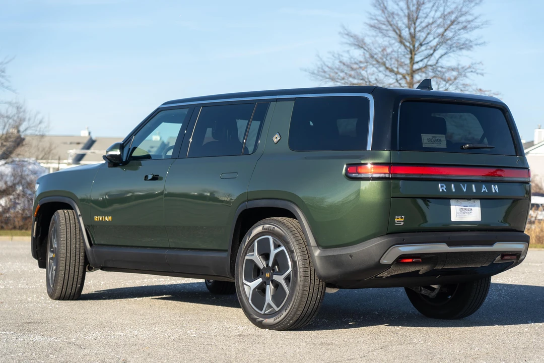 2023 Rivian R1S - Image 7 of 31