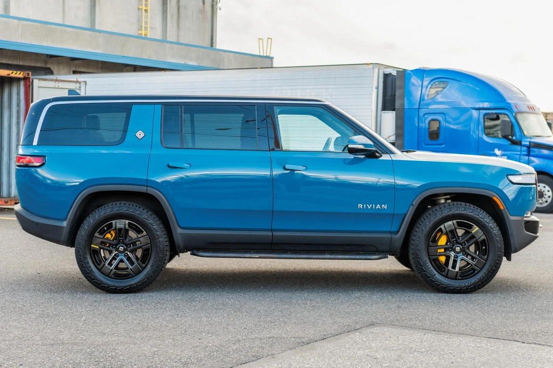 2023 Rivian R1S - Image 3 of 31