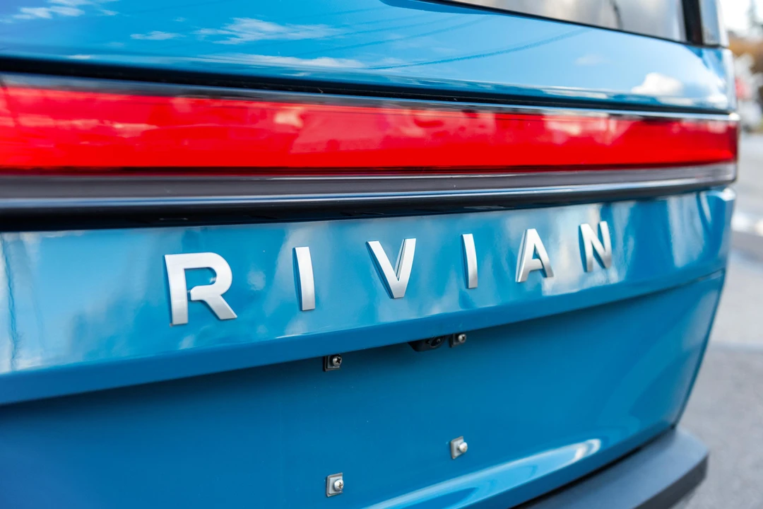 2023 Rivian R1S - Image 27 of 31