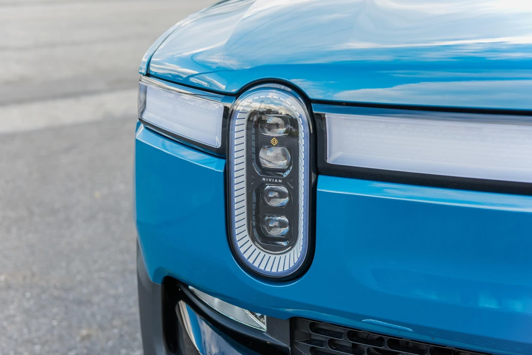 2023 Rivian R1S - Image 12 of 31