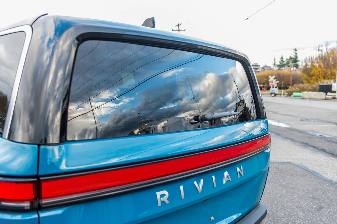 2023 Rivian R1S - Image 24 of 31