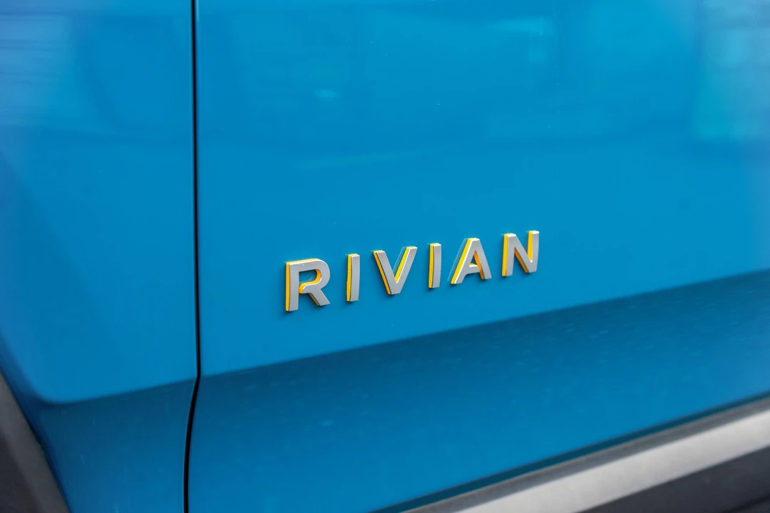 2023 Rivian R1S - Image 18 of 31