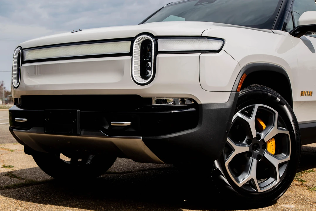 2023 Rivian R1S - Image 13 of 31