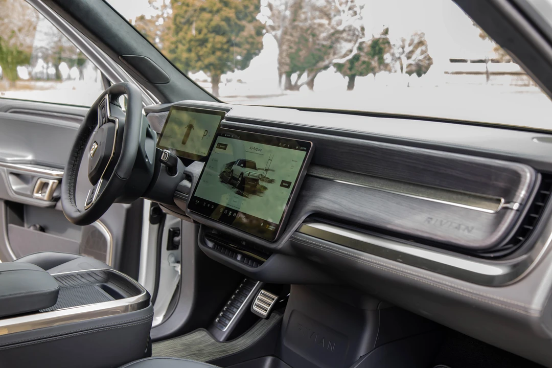 2023 Rivian R1S - Image 26 of 31