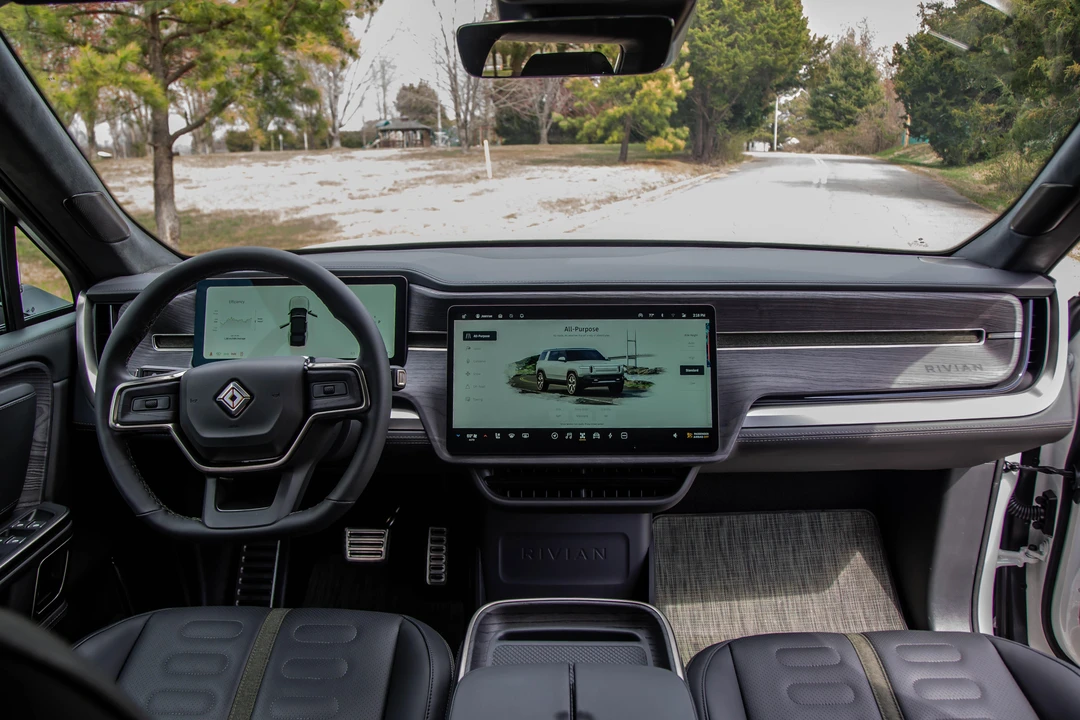 2023 Rivian R1S - Image 25 of 31