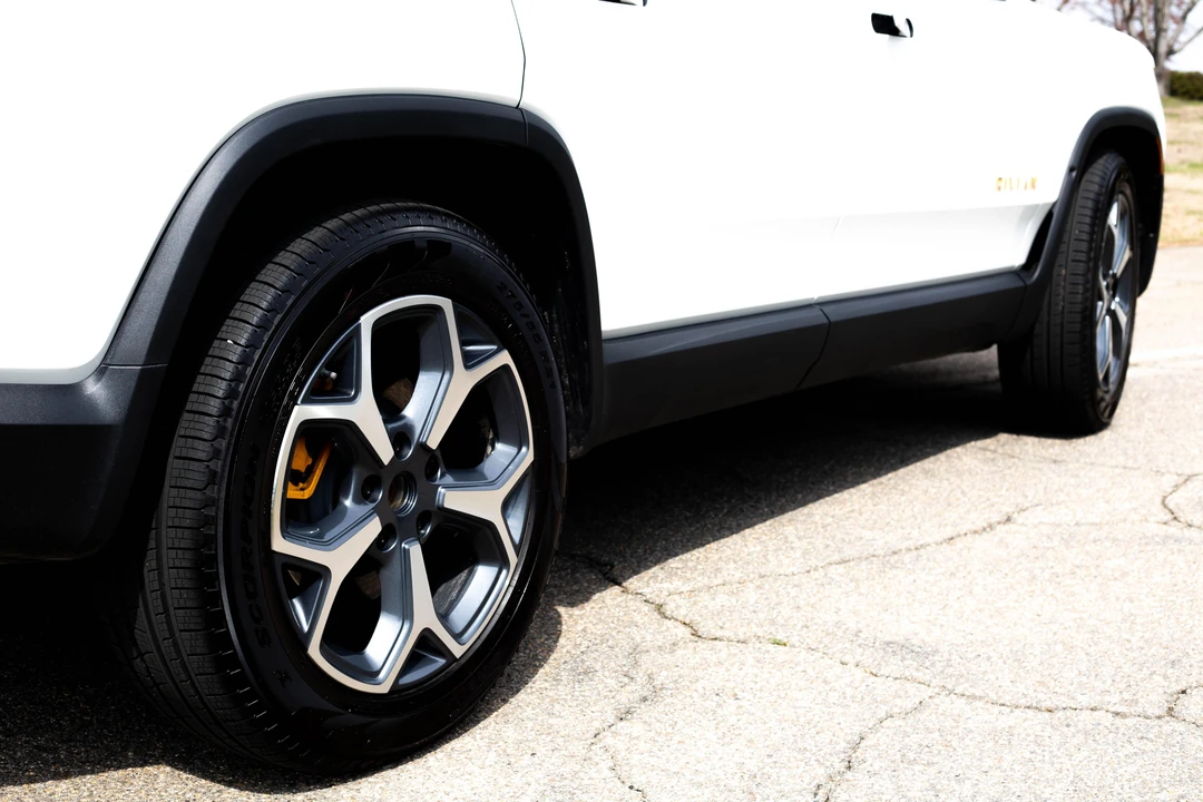 2023 Rivian R1S - Image 23 of 31