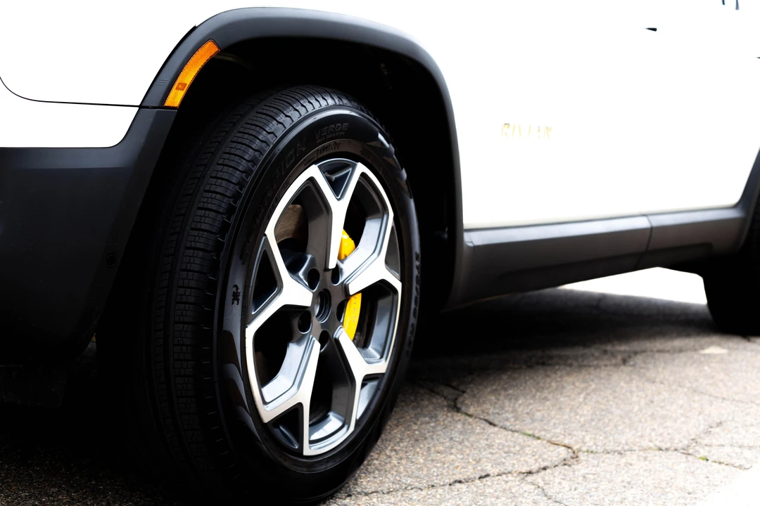2023 Rivian R1S - Image 21 of 31