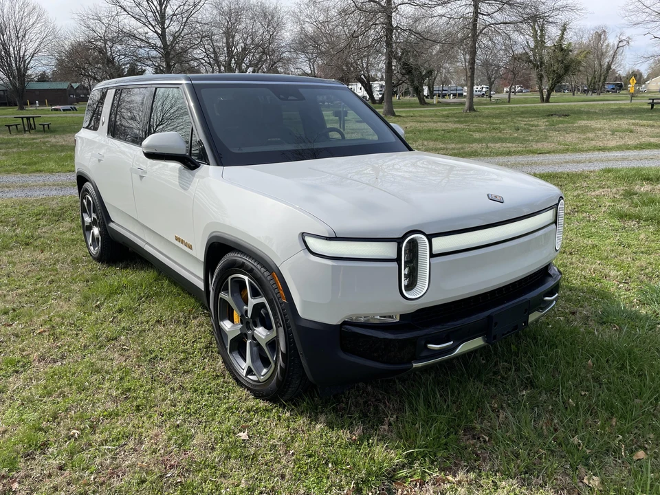 2023 Rivian R1S - Image 12 of 31