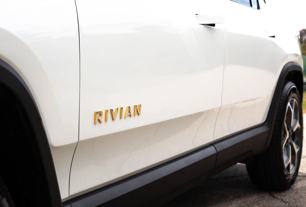 2023 Rivian R1S - Image 15 of 31