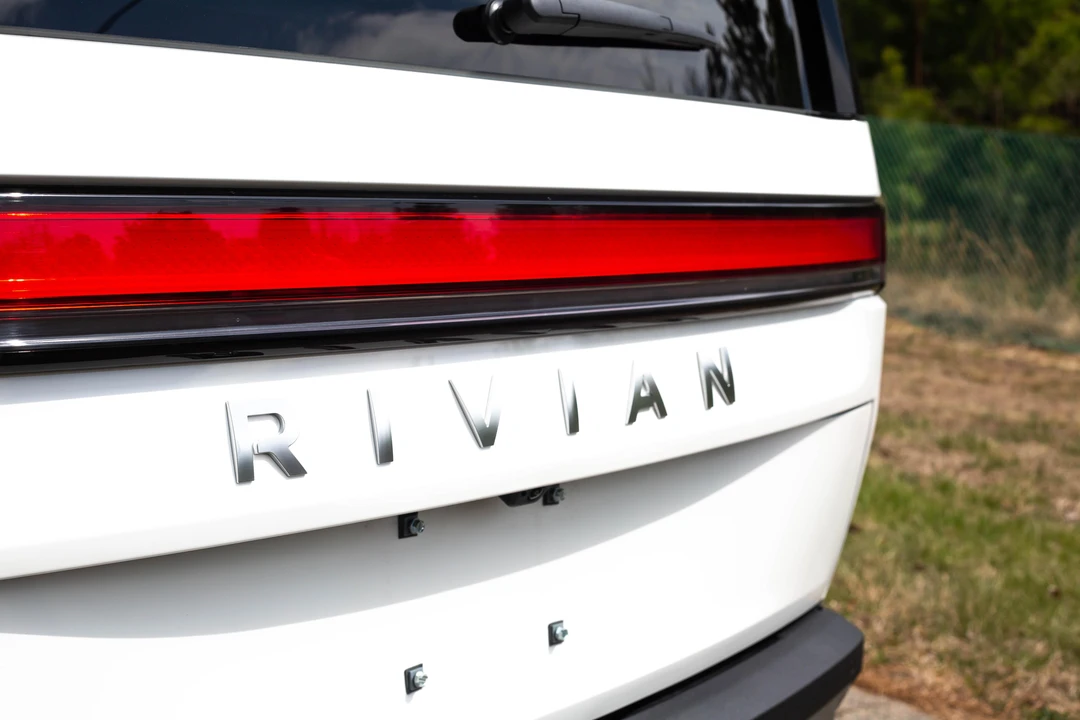 2023 Rivian R1S - Image 17 of 31