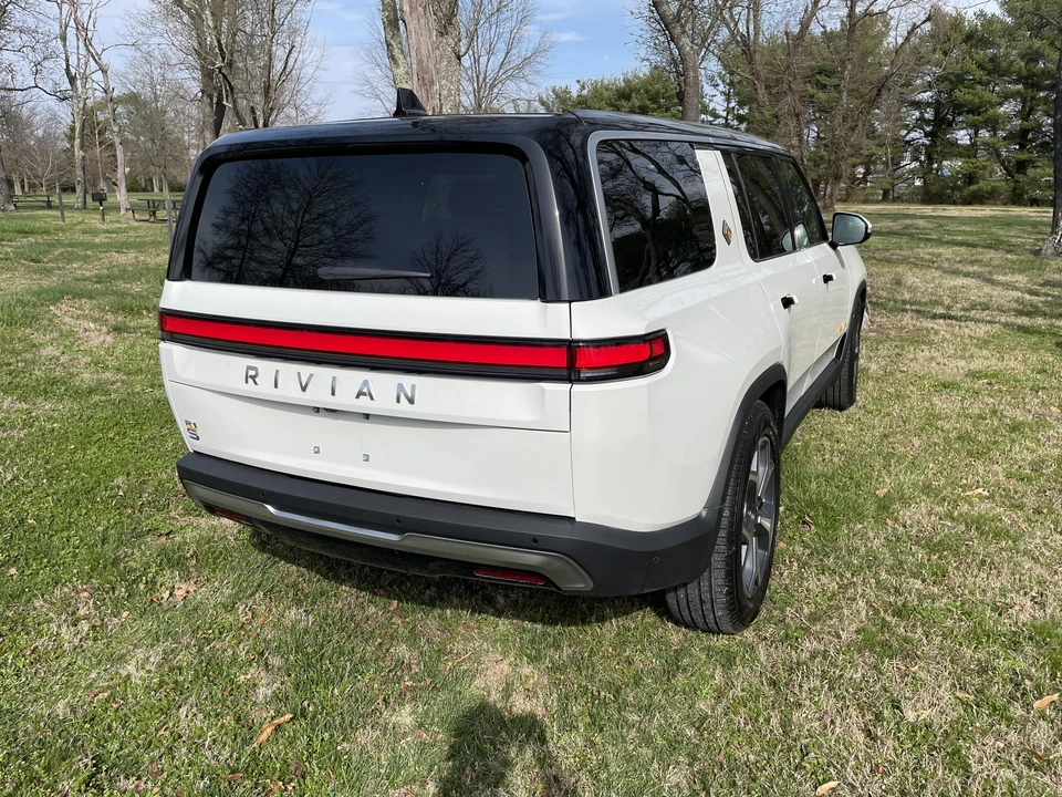 2023 Rivian R1S - Image 10 of 31
