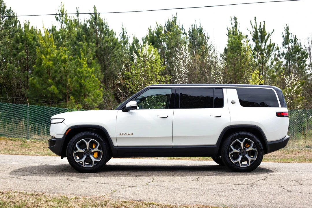 2023 Rivian R1S - Image 8 of 31