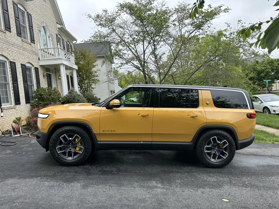 2023 Rivian R1S - Image 13 of 31