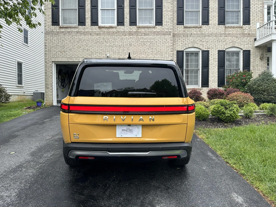 2023 Rivian R1S - Image 17 of 31