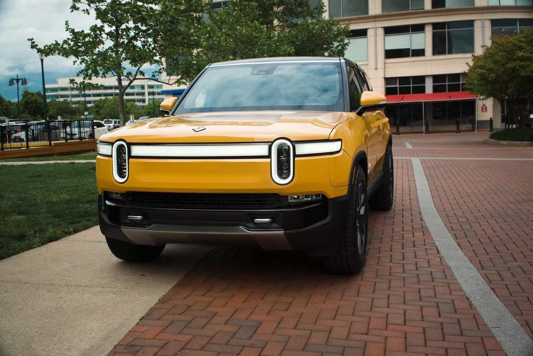 2023 Rivian R1S - Image 9 of 31