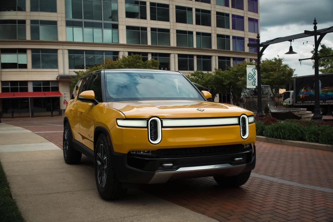 2023 Rivian R1S - Image 26 of 31