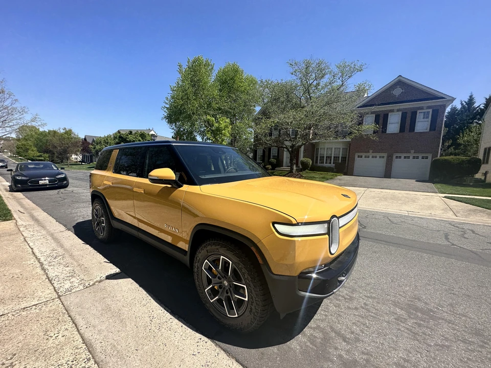 2023 Rivian R1S - Image 24 of 31
