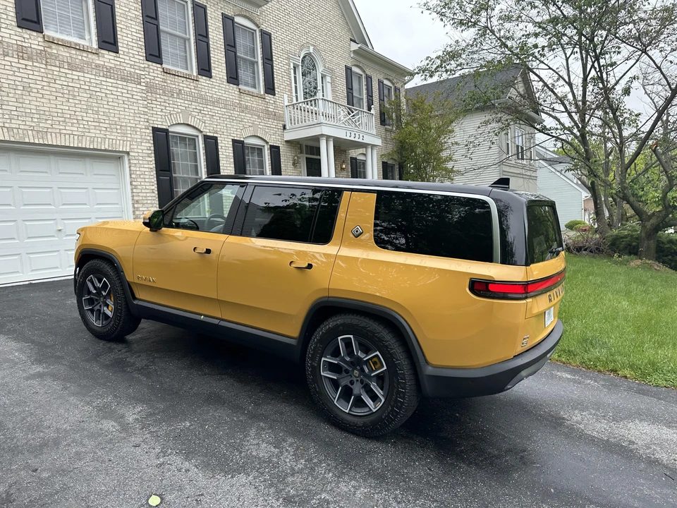 2023 Rivian R1S - Image 14 of 31