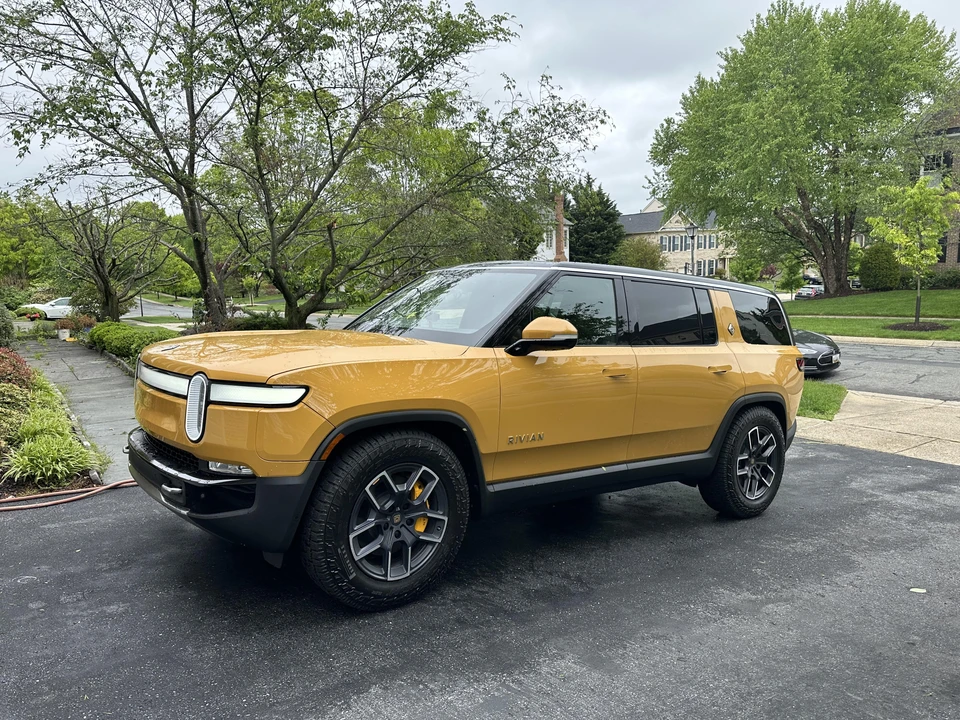 2023 Rivian R1S - Image 12 of 31