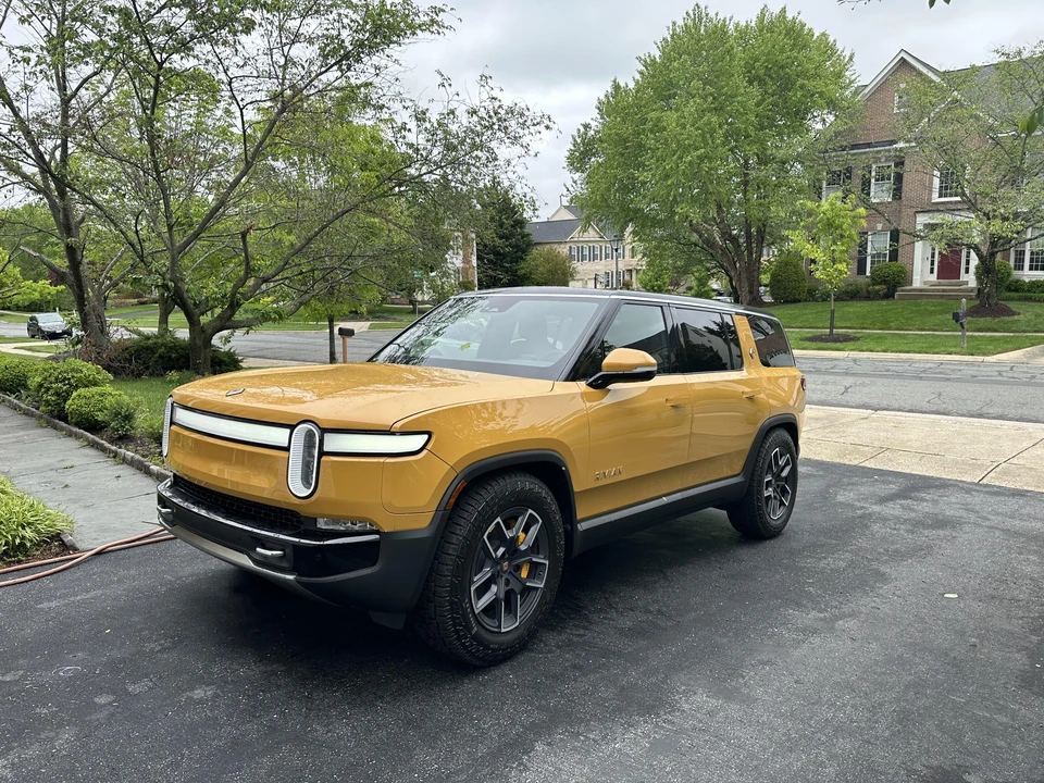 2023 Rivian R1S - Image 10 of 31